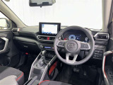 運転席まわりです。 各操作スイッチは使いやすい位置に配置されてます。