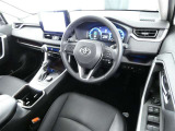 【運転席まわり】・・・ハンドルやシートなども隅々までクリーニング済み。キレイな車内でドライブがより一層快適にお楽しみいただけると思います。
