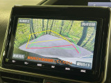 【バックカメラ】駐車時に後方がリアルタイム映像で確認できます。大型商業施設や立体駐車場での駐車時や、夜間のバック時に大活躍!運転スキルに関わらず、今や必須となった装備のひとつです!