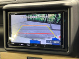 【バックカメラ】駐車時に後方がリアルタイム映像で確認できます。大型商業施設や立体駐車場での駐車時や、夜間のバック時に大活躍!運転スキルに関わらず、今や必須となった装備のひとつです!