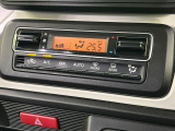 【オートエアコン】一度お好みの温度に設定すれば、車内の温度を検知し風量や温度を自動で調整。暑い&hellip;寒い&hellip;と何度もスイッチ操作をする必要はありません。快適な車内空間には必須の機能ですね♪