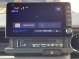 ナビのフェイスパネルは上下に動きます。中にはSDカードやCD・DVDの挿入口があります♪