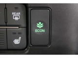 エンジン、エアコンなどを制御し低燃費な(ECONモード)に、また走りを楽しみたいとき、空調など快適性を重視したいときはスイッチOFFで通常モードに切り替えが出来ます。