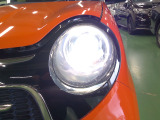 【HID】ディスチャージヘッドヘッドライトで夜間や雨天時のドライブを明るくサポート!省電力、耐久性にも優れています。