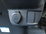 便利なアクセサリーソケットを装備。車内での電源確保に役立ちます。