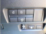 ハンズフリーオートスライドドア〈両側〉(挟み込み防止機構付)は運転席からも開閉可能。また、荷物やお子さまの抱っこで両手がふさがっていても、片足を振り入れるだけでスライドドアが開閉できます。