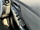 運転席側のドア部。こちらのスイッチでドアミラーの角度調整やパワーウィンドーの操作が可能になります。
