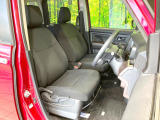 運転席まわりには十分なスペースがあり、大柄な方でもゆったり運転していただける環境です。