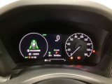 ハイブリット車専用のメーターです。右側の大型スピードメーターに加え、ステアリングスイッチを使って左のマルチインフォメーション・ディスプレイで燃費や動力伝達などの情報が見れるようになっています。