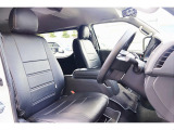 視点が高く、見通しが良い運転席。乗れば運転のしやすさが分かります♪新品シートカバー♪