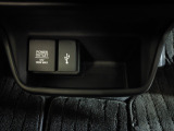 便利な充電用USBジャック、12V電源ソケットを設置しております。周辺機器の充電にご利用頂けます。