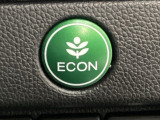 ECONモードをONにするとアクセルペダルの動きに対するエンジンの反応とエアコンの制御を切り換えることで、燃費のいい運転をするドライバーがペダルを踏んだ時と同じようにエンジンを制御します。