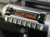 【オートエアコン】一度お好みの温度に設定すれば、車内の温度を検知し風量や温度を自動で調整。暑い&hellip;寒い&hellip;と何度もスイッチ操作をする必要はありません。快適な車内空間には必須の機能ですね♪