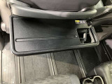 後席にテーブル付いております♪