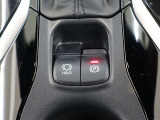 オートホールドは、ブレーキペダルから足を離しても車を停止状態に保つ機能で、運転の負担を軽減してくれますよ♪