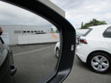 【ブラインドスポットモニター】左右斜め後ろを平行して走る車を認識し、車線変更の際に危険を察知するとドライバーへ警告を促します。夜雨トンネル内など走行時の環境が悪い時ほど便りになる安全装置です。