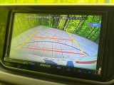【バックカメラ】駐車時に後方がリアルタイム映像で確認できます。大型商業施設や立体駐車場での駐車時や、夜間のバック時に大活躍!運転スキルに関わらず、今や必須となった装備のひとつです!