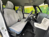 運転席シート廻りは使用感も少なく、良好な状態となっています。前オーナー様が丁寧に使っていたことがよくわかりますね。