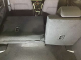 トランクルーム!リアシートは片方ずつ倒せます。乗車員数や積む荷物に応じてアレンジが可能ですので多彩に使えてとても便利です。