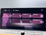 AM/FMラジオ、地デジTV、Bluetooth接続、Apple CarPlay、USB接続など多様なオーディオソースに対応しています。