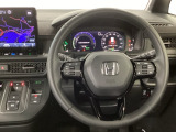 【ハンドル】運転にかかわる様々な操作を安全に行えるように視点移動が少なく操作性に配慮されたスイッチ類が凝縮されたコックピットです。
