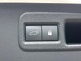 【パワーバックドア】スマートキーや運転席のボタンを押すだけでリアゲートが自動で開閉します!荷物を持っている時や、高い位置にあるバックドアを閉める際に便利な機能です♪