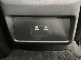 後席にもUSBソケットが付いているので、携帯の充電ができます★