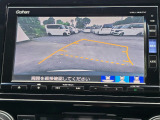 駐車時の安全確認をサポートするバックカメラも使用できます。インターナビで様々な情報を得ることもできます。