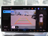 ギアをバックに入れると自動的に車両の後方の映像を映し出します。車庫入れや縦列駐車を行う際に役に立つガイドラインが表示され運転をサポートしてくれます.