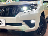 【LEDヘッドライト】悪天候や夜間走行時も良好な視界を確保し安心して運転できる高輝度LEDヘッドライトを装備!点灯速度が早く、消費電力も抑えられています。