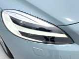 【LEDヘッドライト】明るく眩しいハイビームを先行車や対向車に照射しないオートハイビームを備えたLEDヘッドライト。北欧神話に登場するトールハンマーをモチーフにした、一目でボルボとわかるデザイン。