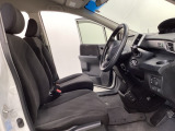 女性でも運転がしやすいように、シートの高さ調整機能(シートリフター)がついています。運転席と助手席の間が空いている為、助手席側への移動がスムーズです。交通量の多い道でも助手席側から乗り降りができます。