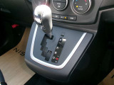 操作しやすいゲート式シフトレバーで運転も楽です。