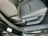 運転席シートリフター!ご自分の好きなシートポジションが取れるので運転が楽しくなりますし疲れにくいです。