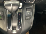 CVT車のセレクトレバーです。低速から高速まで、変速ショックのないスムーズな走りと、エンジン効率のよい領域を維持して燃費にも貢献します。サイドブレーキはスイッチ操作の電子制御パーキングブレーキです。