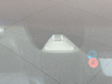 【ホンダセンシング】走行中に前方の車両等を認識し、衝突しそうな時は警報とブレーキで衝突回避と被害軽減をアシスト。より安全にドライブをお楽しみいただけます。