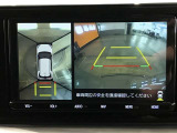 パノラミックビューモニター付きです。車両を上から見たような映像をディスプレイオーディオ画面に表示。運転席からの目視だけでは見にくい、車両周辺の状況をリアルタイムでしっかり確認できます。