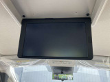 後席専用モニターです。後席でテレビをワイドな画面でお楽しみ頂けます!(ルーフ取り付けタイプ:11インチワイドVGA液晶モニター)。
