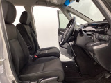 女性でも運転がしやすいように、シートの高さ調整機能(シートリフター)がついています。運転席と助手席の間が空いている為、助手席側への移動がスムーズです。交通量の多い道でも助手席側から乗り降りができます。