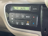 【オートエアコン】一度お好みの温度に設定すれば、車内の温度を検知し風量や温度を自動で調整。暑い&hellip;寒い&hellip;と何度もスイッチ操作をする必要はありません。快適な車内空間には必須の機能ですね♪