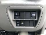 アイドリングストップのon/off、障害物ソナーのon/offはステアリング右下のスイッチ群で