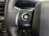 ステアリングには運転中でも簡単に操作できる各種スイッチついてます