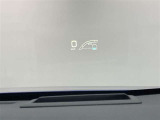 フロントガラスに情報投影するHUD付き。視線移動を最小限に、安全運転を支援します。