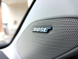 【BOSEプレミアムサウンド】室内環境に合わせてBOSE社と共同開発した12スピーカー搭載のオーディオシステムです。BOSE独自の機能によりまるでコンサート会場にいるような臨場感を全ての席で味わえます