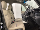 座面も厚みがあり背もたれも高く、広い足元にゆったり座れるシートです。運転席と助手席の間が空いている為、助手席側への移動がスムーズです。交通量の多い道でも助手席側から乗り降りができます。