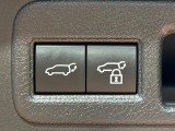 【パワーバックドア】スマートキーや運転席のボタンを押すだけでリアゲートが自動で開閉します!荷物を持っている時や、高い位置にあるバックドアを閉める際に便利な機能です♪