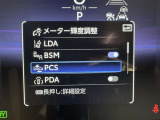 レーンディパーチャーアラートとは車線または走路からの逸脱の可能性を警告すると共に、車線または走路からの逸脱を避けるためのハンドル操作の一部を支援する機能です。詳細は販売店スタッフまでおたずねください。