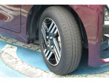 日産純正アルミホイール。タイヤサイズは155/65R14インチです。