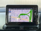 日産純正9インチメモリーナビ(MM223D-L)装備。スマートフォンによる部分地図更新、Bluetooth接続での音楽視聴、快適な画面操作と高音質なオーディオ再生。