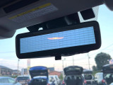 【スマートリヤビューミラー】後席の大きな荷物や同乗者で後方が確認しづらい時でも安心!カメラが撮影した車両後方の映像をルームミラー内に表示。クリアな視界で状況の確認が可能です!